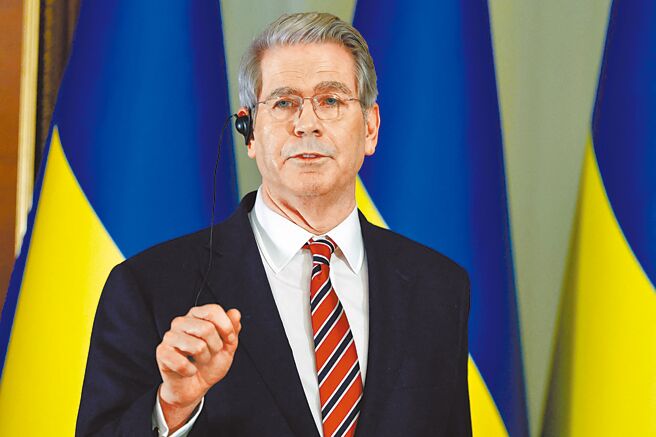 大陸國務院副總理何立峰21日晚間，應約與美國財政部長貝森特（見圖）舉行視訊通話。（路透）