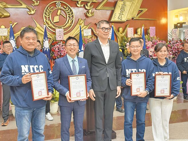 新北市議會國民黨團21日舉行幹部交接典禮，國民黨副主席連勝文（中）親自出席，並頒發派任書，新北市長侯友宜率領市府團隊到場祝賀。（高鈞麟攝）