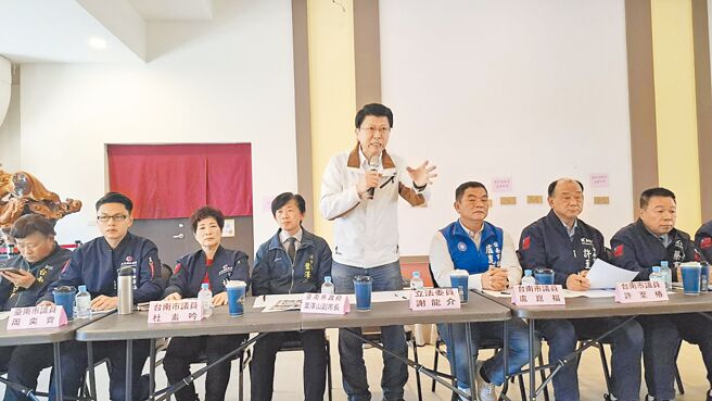 国民党台南市立委谢龙介21日到地震灾民陈情会称要全力募款。 （程炳璋摄）