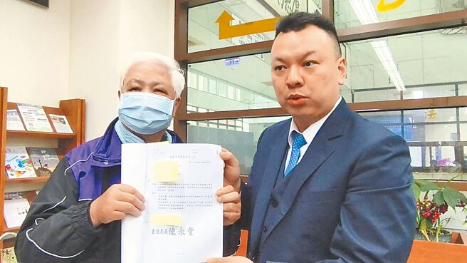 王先生（左）收到嘉义市选委会发函查询连署罢免案，惊觉已逝太太疑遭冒名连署罢免，21日由律师陈泽嘉陪同到嘉义地检署递状提告。（廖素慧摄）