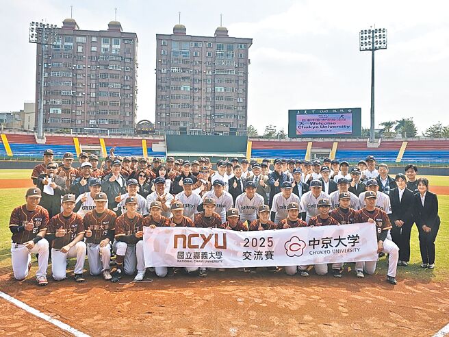嘉義大學與日本中京大學21日交流賽，以球會友，重現KANO風華。（嘉市府提供／廖素慧嘉市傳真）