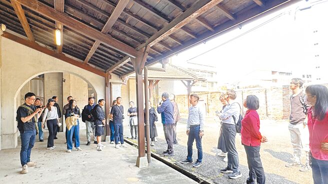 台灣設計研究院攜手設計團隊，啟動「旗山商圈美學設計計畫」，21日設計團隊實地走訪華中街及旗山農會碾米廠，探討如何讓設計概念落實，提升旅遊便利性與美感。（林雅惠攝）