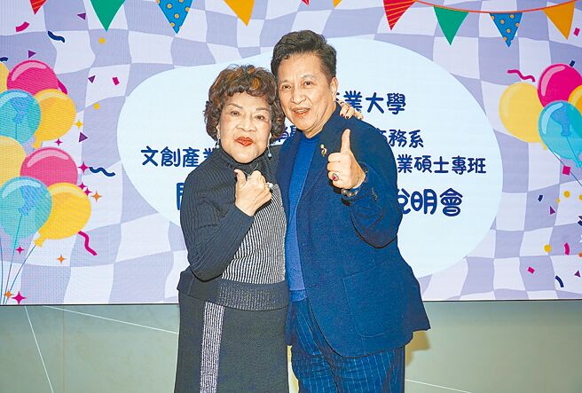 周遊（左）、李朝永21日出席開課典禮，她日前才開刀取出臉上陳年矽膠，恢復良好。（羅永銘攝）