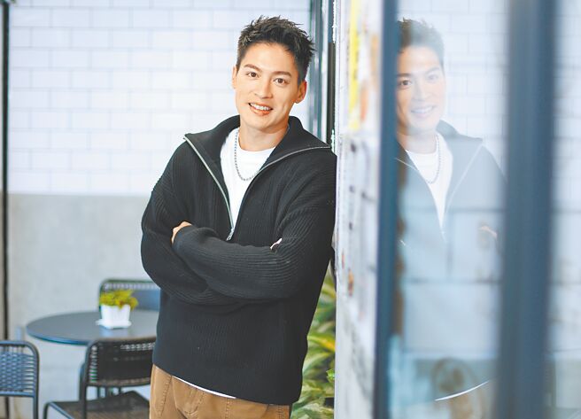 许孟哲带老婆、小孩露营最重视安全，装备最推荐「车顶帐」。（陈俊吉摄）