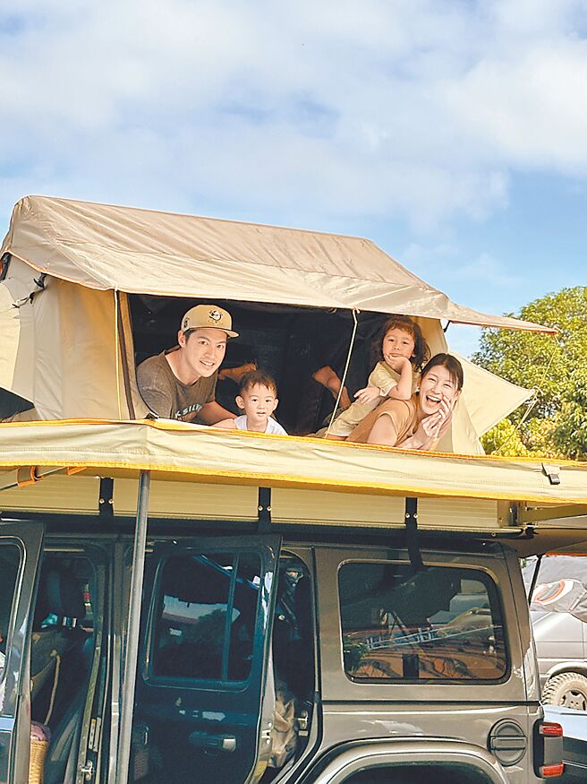 许孟哲（左起）带老婆赵孟姿（右）、一双儿女享受露营乐趣。（晴空鸟提供）
