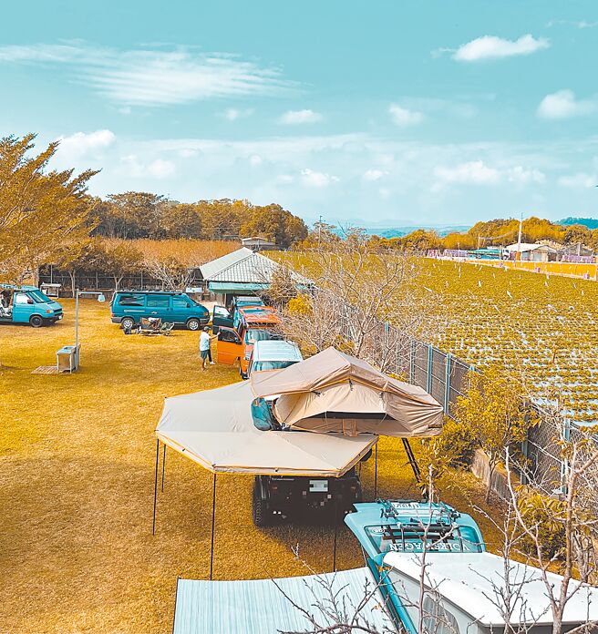 270度的蝙蝠帐简单一拉就展开，刮风下雨都不怕。（晴空鸟提供）