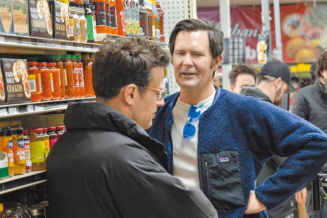 導演奧茲古柏金斯（右）因為自己雙親的經歷，自嘲是瘋狂死法專家。（采昌提供）