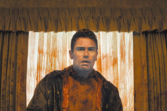 席歐詹姆斯在《史蒂芬金之猴子》中一人分飾兩角。（采昌提供）