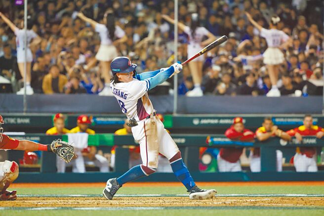 經典賽資格賽中華隊對西班牙，張育成敲出兩分全壘打，幫助中華隊追成2比4。（杜宜諳攝）