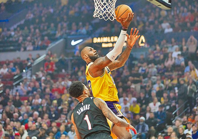 老当益壮！年纪超过40岁的詹姆斯（右），虽连续两天出赛，仍缴出40分、8篮板、4助攻的优异表现。（美联社）