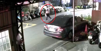 轻熟女2件内衣不见气炸了 扮柯南助警逮单车怪男