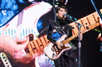 戴佩妮上海演唱《流星花園》片尾曲 雙手合十泛淚悼念大S