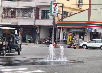 高雄停水工程提前完工 大寮路面竟爆「雙噴泉」
