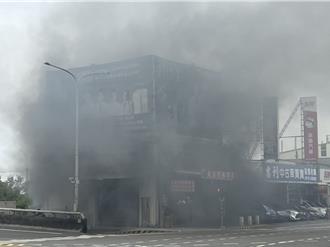 2樓廣告看板帆布起火 斗六沙灘車店家濃煙密布