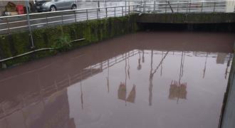 宜蘭打那岸圳驚見血染紅河！網友諷：紅豆湯來一碗