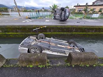 宜蘭嚴重車禍！ 1側翻1入水四輪朝天釀4傷