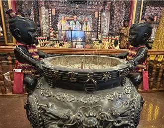 四湖參天宮神像揹iPhone顧香爐 信徒：童子託夢要的