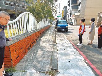 屏縣中正國小設新人行道 民眾反彈