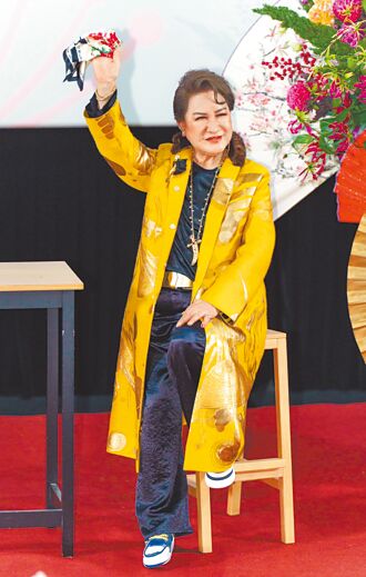 楊麗花會全球粉絲 歡喜噙淚直喊幸福