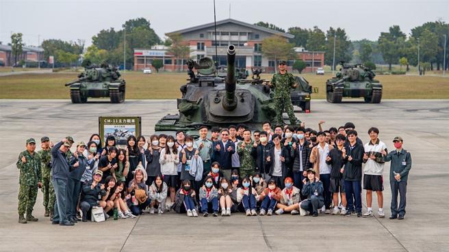 福诚高中参访装甲564旅，藉结合寓教于乐方式，扎根全民国防教育理念。（564旅提供）