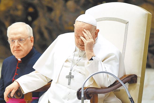 教宗病情恶化！梵蒂冈首度证实「危急」 需输氧气血液。图为2月12日，教宗方济各在梵蒂冈公开接见活动上，显得神情疲惫。（资料照/路透）