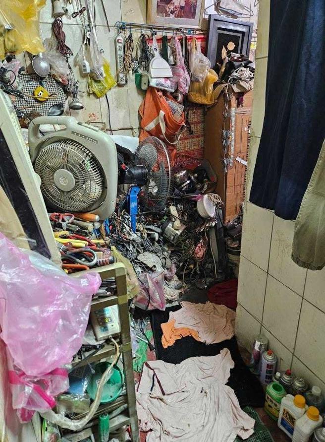 花花二房东以修理物品为业，时常去各地捡拾废品回家堆放，杂物一路从客厅蔓延到门口，让住户几乎无处下脚。（图／翻摄李山河脸书）