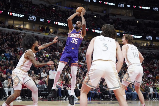 杜兰特使出招牌急停后仰跳投动作。(路透)