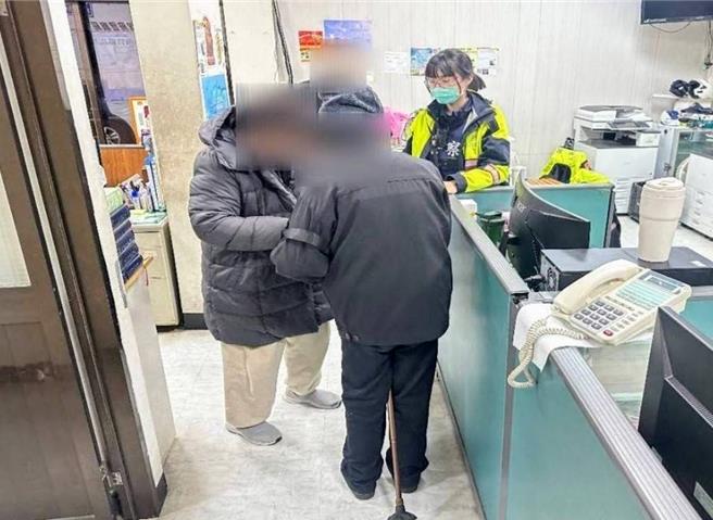 蘆竹警分局員警日前執行勤務時，發現一名老翁路旁走失，立即協助送返家。（蘆竹警分局提供）