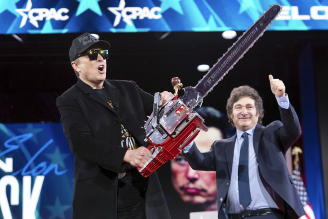 美国总统川普22日要求马斯克在节省联邦政府开支方面「做更多」、「更积极」，马斯克后续要求所有联邦政府雇员透过电子邮件罗列自己上周的工作表现，没回覆者将视同请辞。画面为马斯克20日举起阿根廷总统米雷伊赠送的链锯。（美联社）