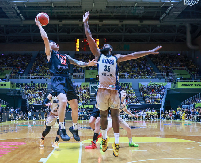 「夜王」卢峻翔夺下声量冠军！图为卢峻翔（左）带球出手。（图片：本报资料照）