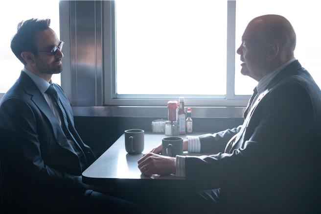 查理考克斯（左）与文森唐诺费里奥回归《夜魔侠：重生》。（Disney＋提供）