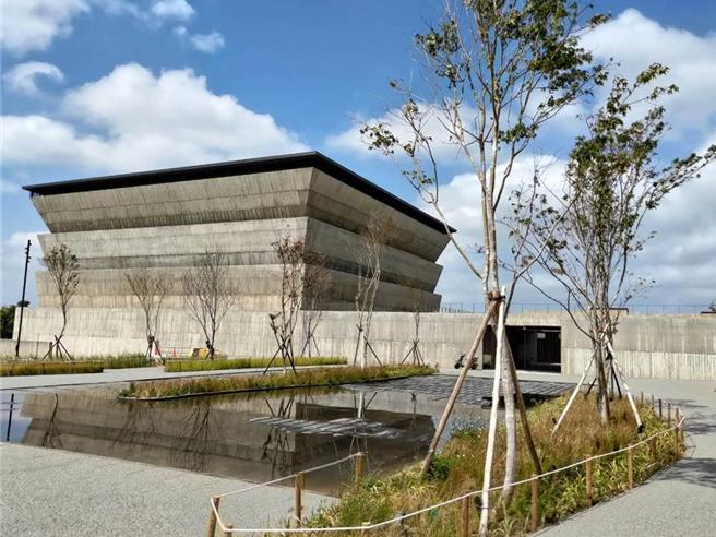 永恒之丘纳骨塔是前市府重大政绩之一，有「全国最美纳骨塔」之称，2023年启用时曾因漏水等问题，掀起前后任新竹市府团队论战。（本报资料照片）