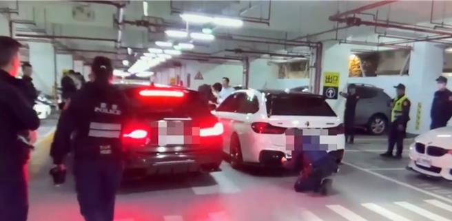 屏东县立民生立体停车场22日深夜聚集40余辆车，猛催油门制造噪音，吵得民眾报警处理。（警方提供／谢佳潾屏东传真）