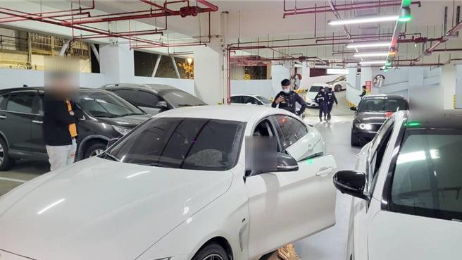 屏东县立民生立体停车场22日深夜聚集40余辆车，猛催油门制造噪音，吵得民眾报警处理。（警方提供／谢佳潾屏东传真）