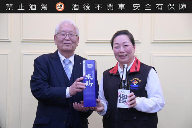 花蓮縣政府與日本山形縣高畠町攜手合作，利用縣產優質白米作為原料，結合日本當地米鶴酒造逾300年歷史的釀酒工藝，開發跨國商品「花蓮米釀清酒」。（花蓮縣政府提供／羅亦晽花蓮傳真）★《中時新聞網》關心您：飲酒過量，有礙健康。酒後不開車，安全有保障！