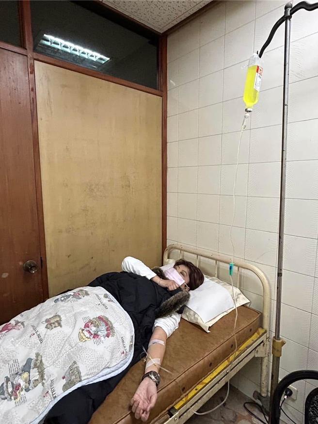 立委陈亭妃上午在脸书贴出打点滴照片，针对政坛盛传「今日林岱桦、明日陈亭妃」，目前在官邸出席赖清德总统宴请的她说，相信总统。（摘自陈亭妃脸书／曹婷婷台南传真）