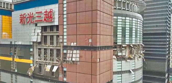 台中新光三越和部分柜位传出将另择他处设立第二卖场应急，新光三越表示，各种适合的可能性都在思考。（台中巿消防局提供）