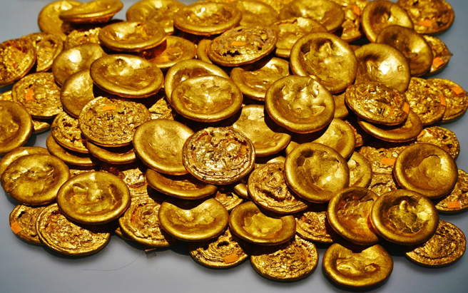 每月「补阴库」帮亡父办地府通行证，台中夫妻4年匯1100万险破产。(图：Shutterstock／达志）