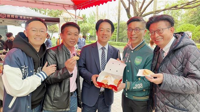 郭国文稍早在脸书贴出自己与赖清德、绿委锺佳滨、李坤城、许智杰的合照，写道「烤肉配万丹红豆饼，好吃，赖清德总统一同祝锺佳滨滨生日快乐。」（摘自郭国文脸书／杨亚璇台北传真）