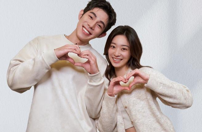 詹怀云（左）与江齐被工作人员认证两人为「超有病组合」。（红杉娱乐提供）