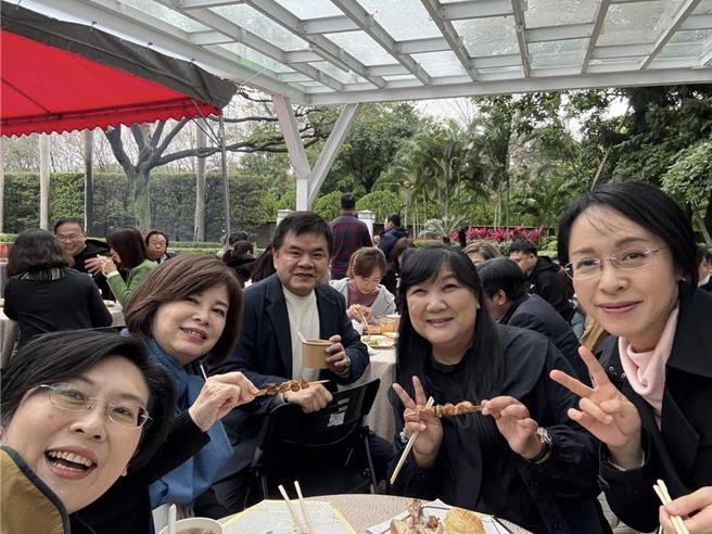 今（23）日林岱樺在臉書曬出到總統官邸參加烤肉趴照片，她與一行綠委一同合影，只見她臉上笑容可掬，心情似乎不受影響。（翻攝林岱樺臉書）