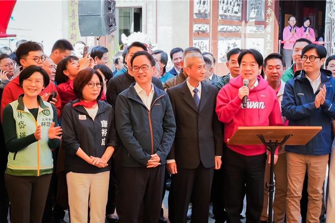 有網友近日翻出她於大年初二時，曾在臉書PO出與賴清德同框畫面，當時賴清德到高雄拜廟，林岱樺與高雄市長陳其邁等人陪同。（翻攝林岱樺臉書）