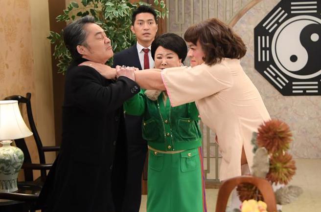 江国宾剧中遭掐脖子。（三立提供）