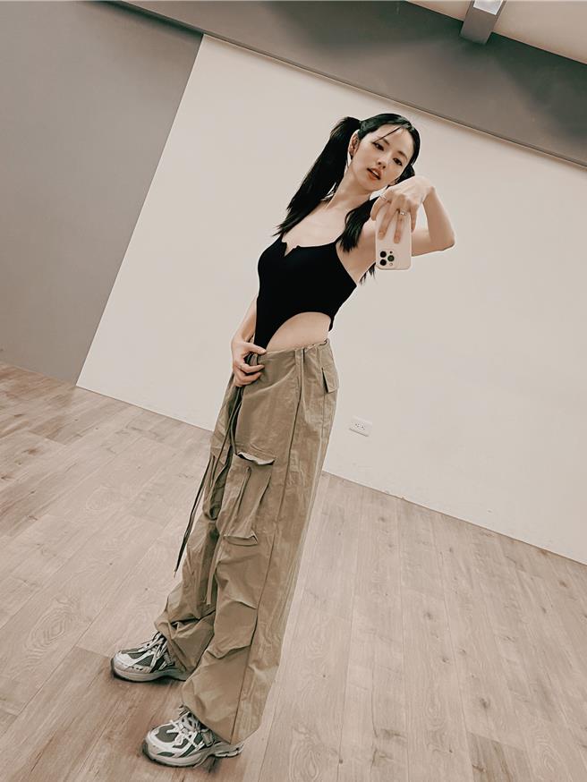 阿諾日前開始學舞，練習展現柔軟的一面。（光意娛樂提供）