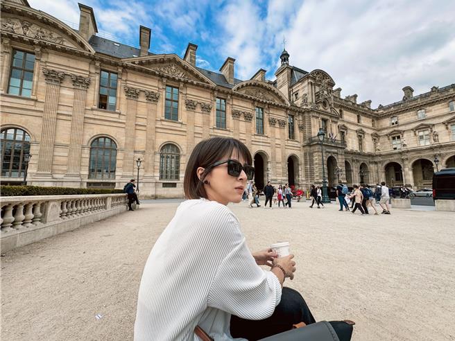 苏晏霈在巴黎罗浮宫外合影。（苏晏霈提供）