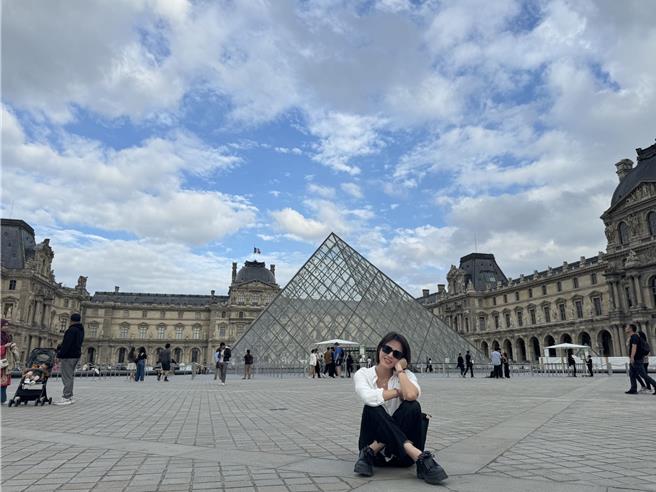 苏晏霈在巴黎罗浮宫外的金字塔前留下美丽照片。（苏晏霈提供）