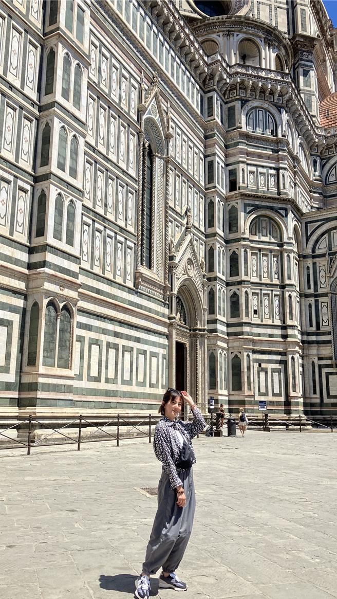 苏晏霈对义大利的圣母百花大教堂建筑讚叹不已。（苏晏霈提供）