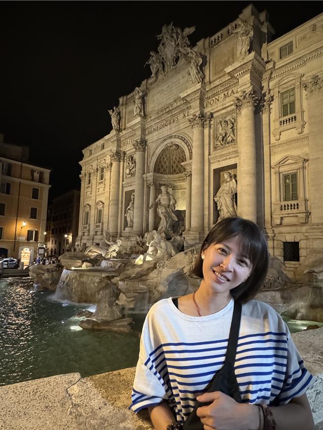 苏晏霈在义大利罗马有名的特雷维喷泉前许愿。（苏晏霈提供）