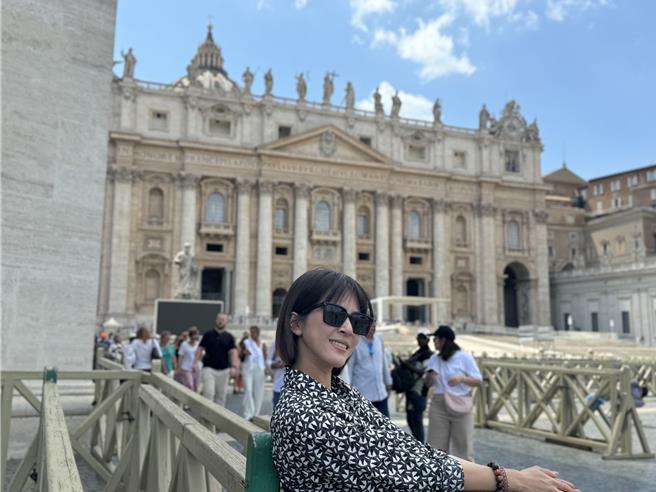 苏晏霈在梵蒂冈圣彼得大教堂前留影。（苏晏霈提供）