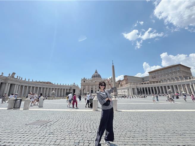 苏晏霈在梵蒂冈圣彼得大教堂前留影。（苏晏霈提供）